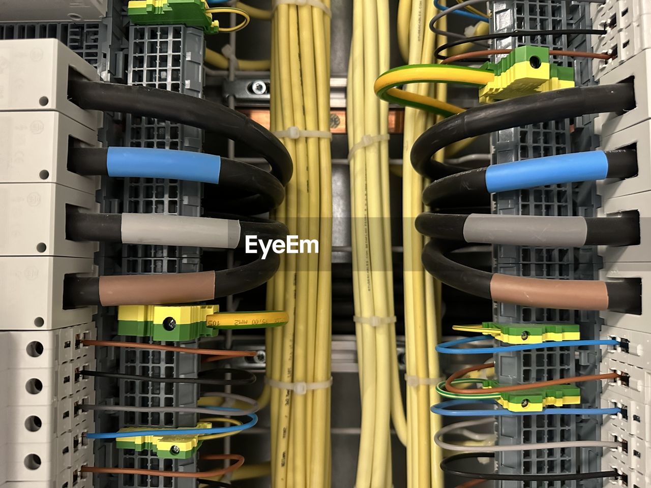 Wiring in a fuse box