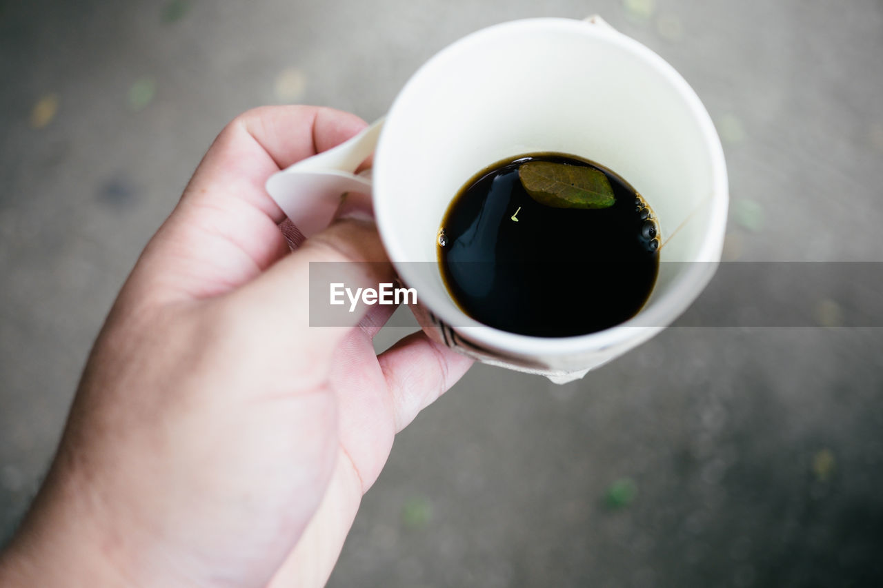 MIDSECTION OF PERSON HOLDING COFFEE