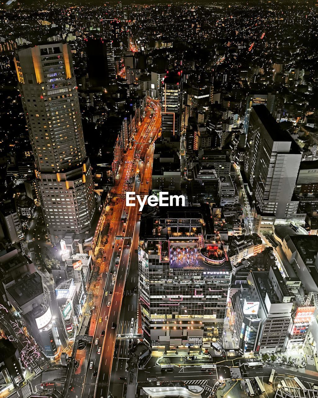 HIGH ANGLE VIEW OF ILLUMINATED CITYSCAPE AT NIGHT