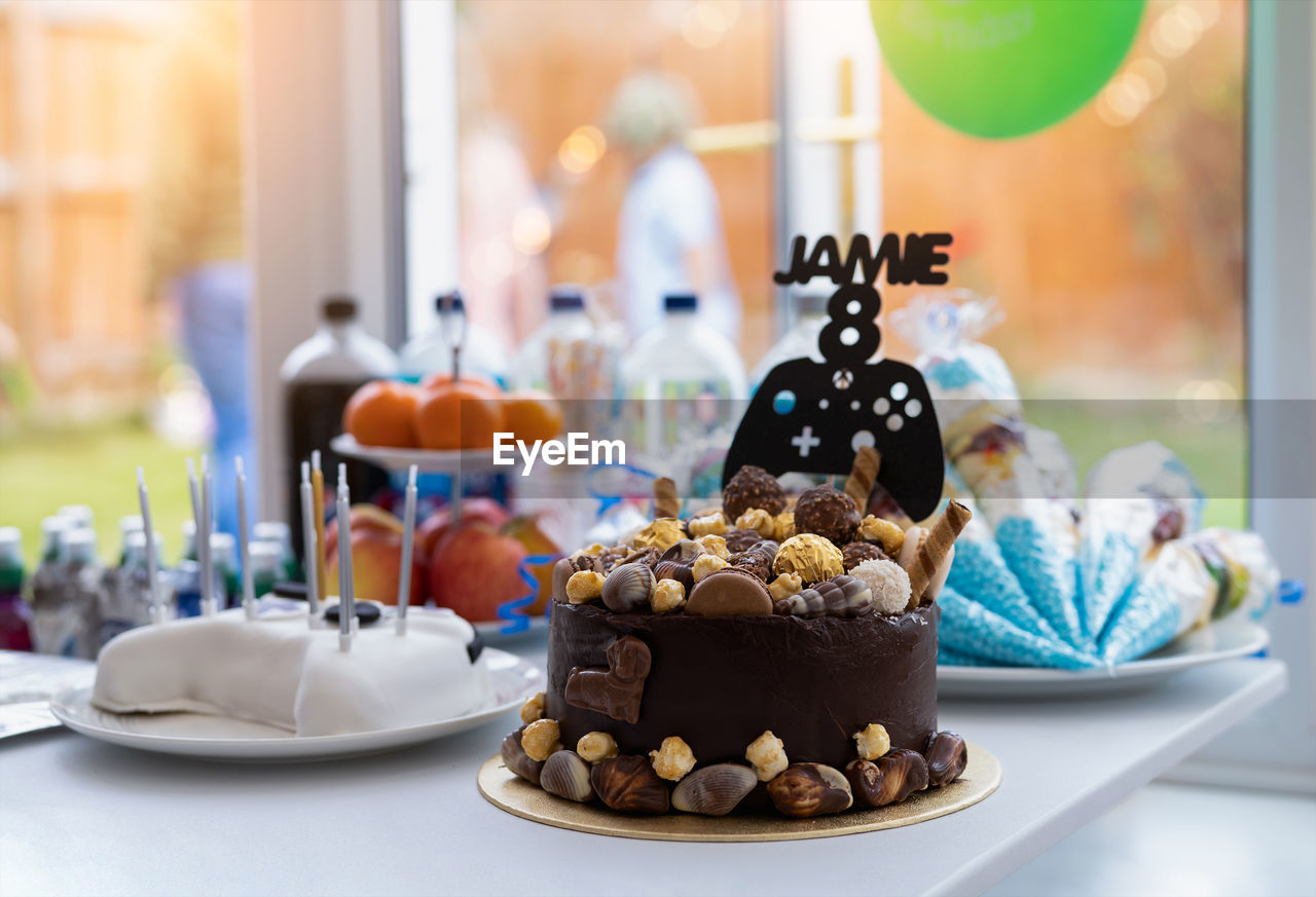 CLOSE-UP OF CAKE IN PLATE ON TABLE