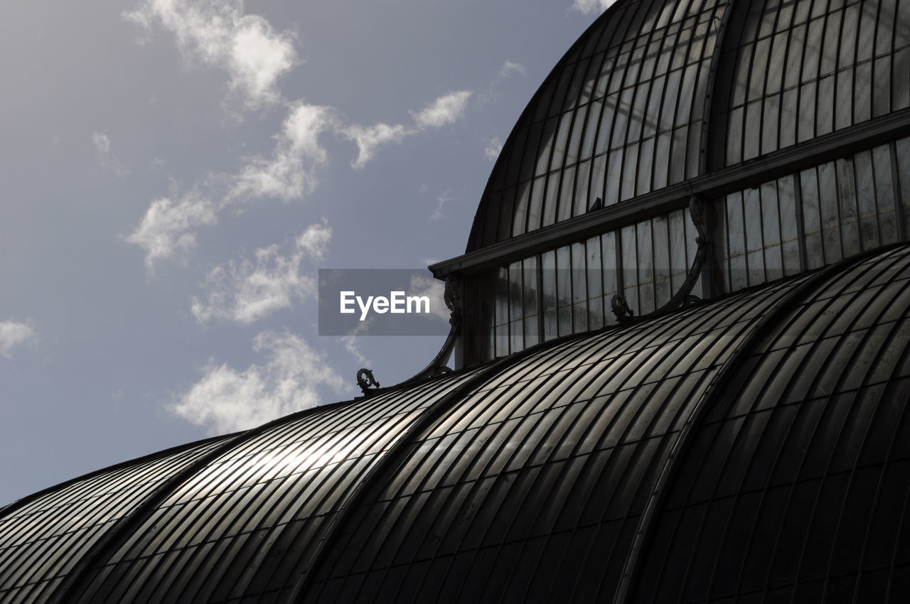 LOW ANGLE VIEW OF OFFICE BUILDING AGAINST SKY