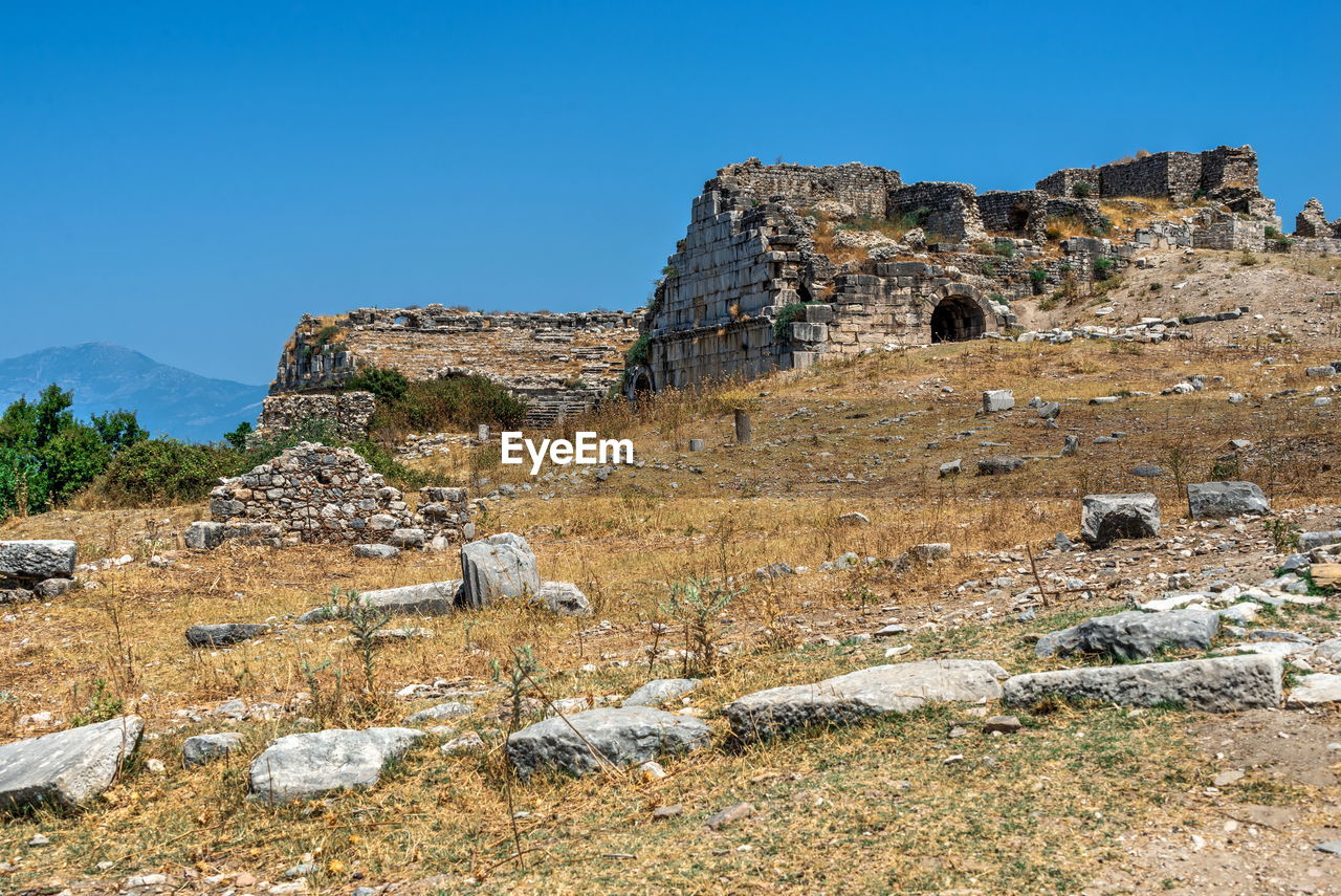 OLD RUINED BUILDING