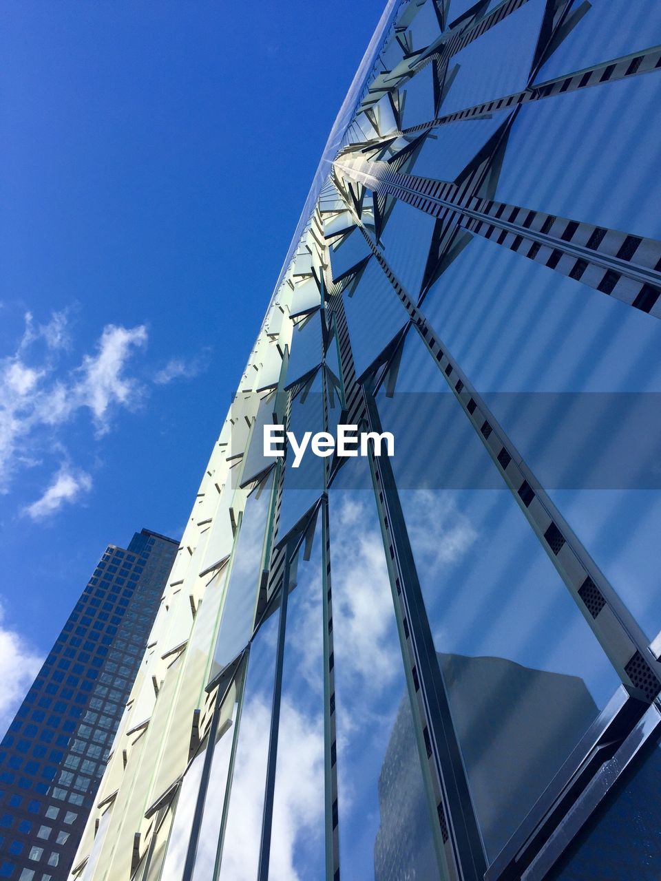 LOW ANGLE VIEW OF BUILT STRUCTURE AGAINST SKY