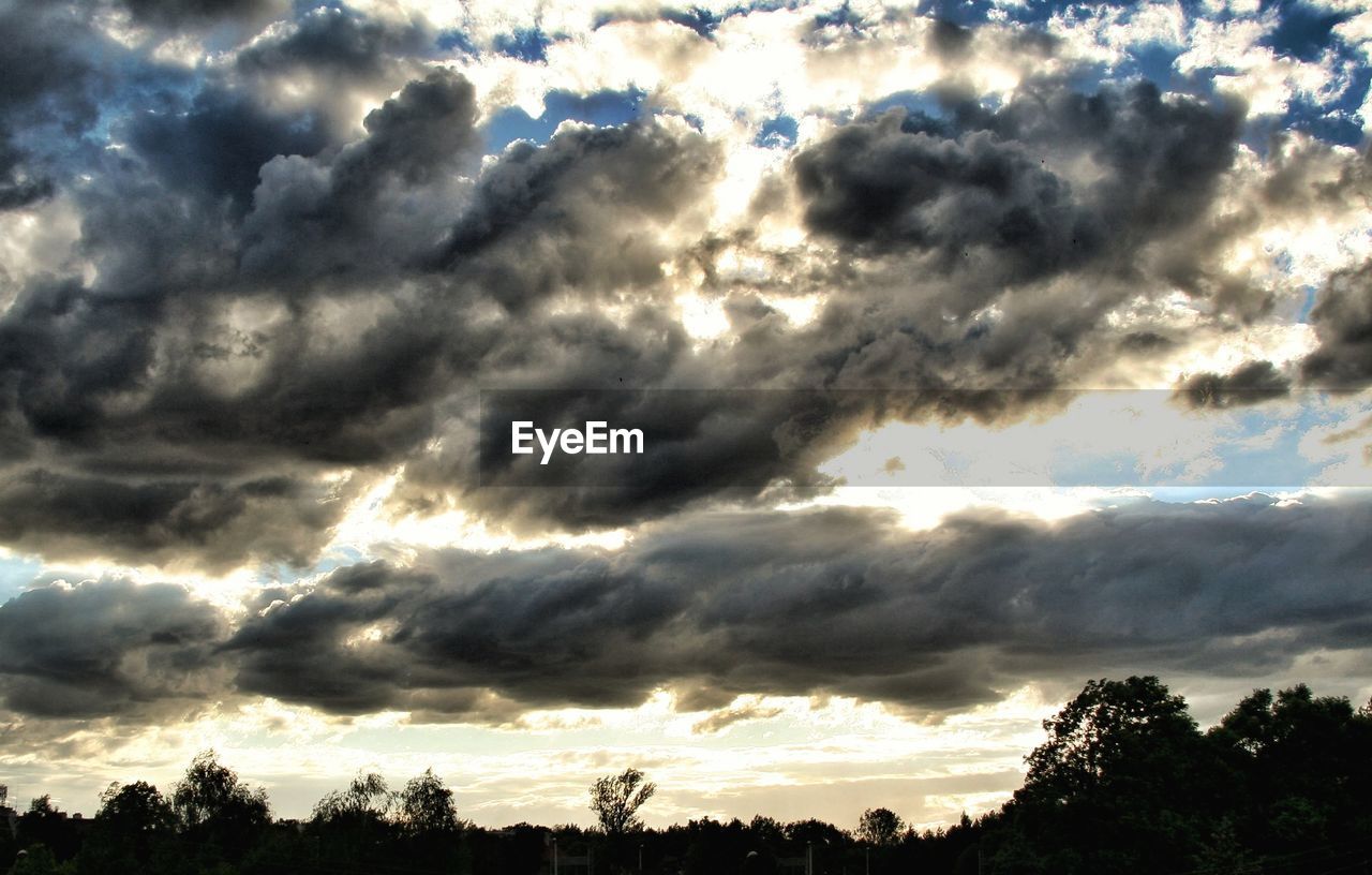 LOW ANGLE VIEW OF DRAMATIC SKY