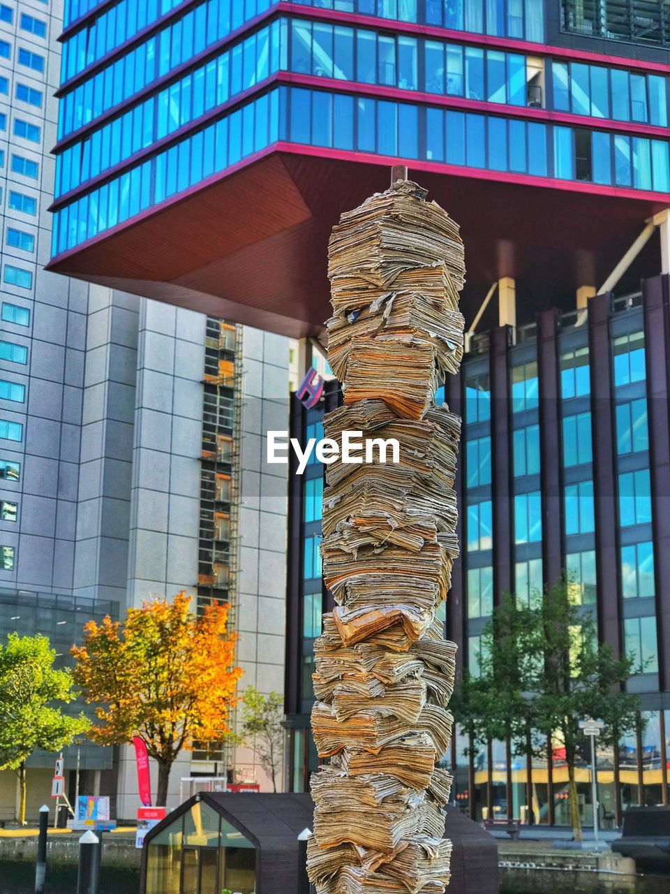 LOW ANGLE VIEW OF STATUE AGAINST MODERN BUILDING