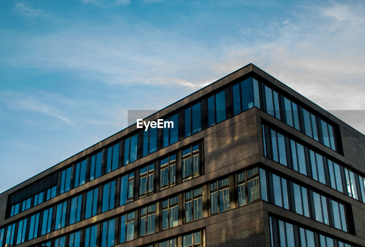 LOW ANGLE VIEW OF MODERN BUILDINGS AGAINST SKY