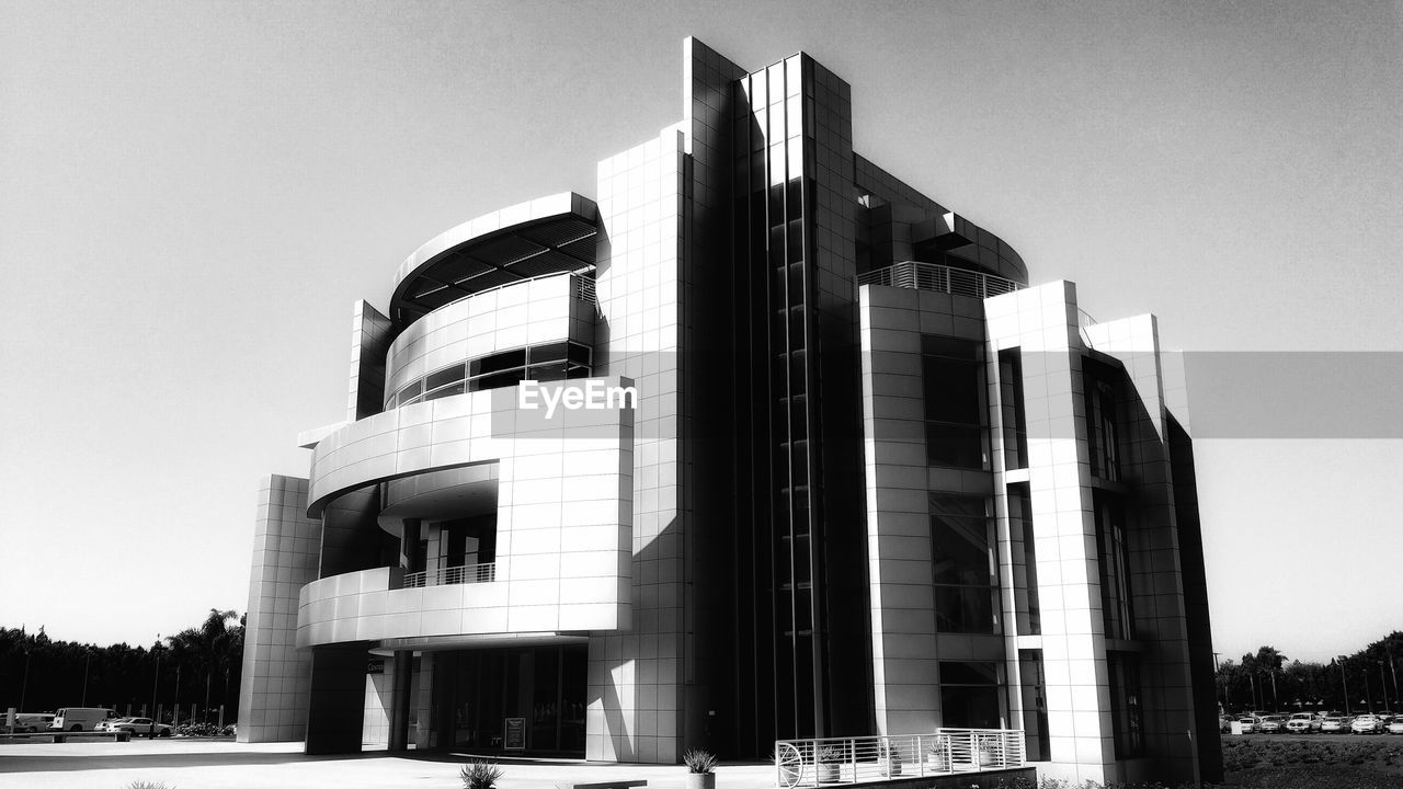 LOW ANGLE VIEW OF BUILDING AGAINST CLEAR SKY