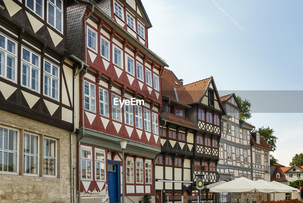 LOW ANGLE VIEW OF BUILDINGS IN CITY