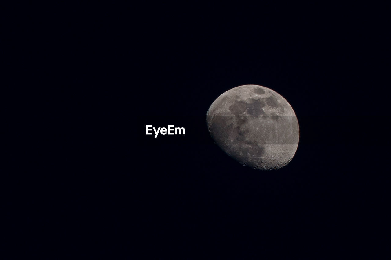 LOW ANGLE VIEW OF FULL MOON IN SKY