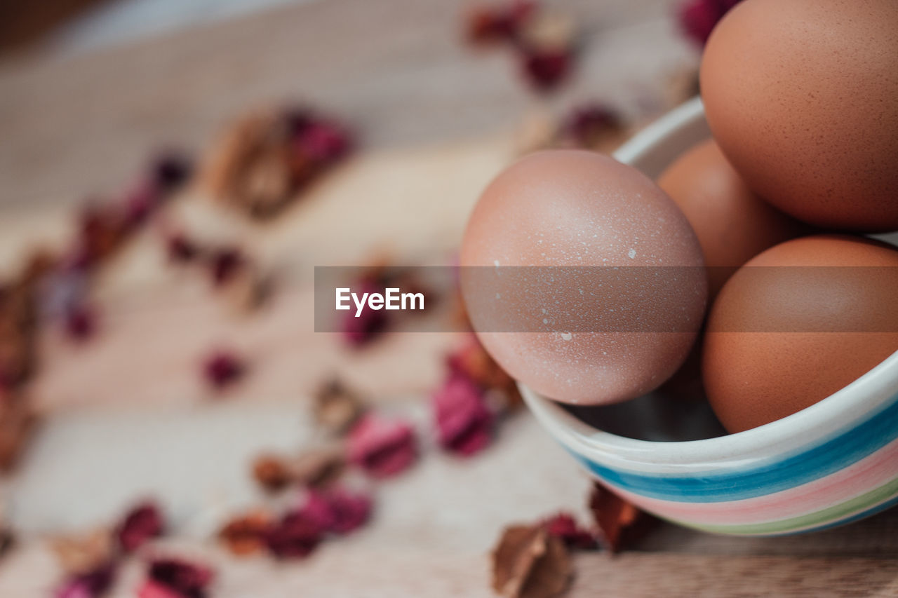 Close-up of eggs in bowl on wooden table