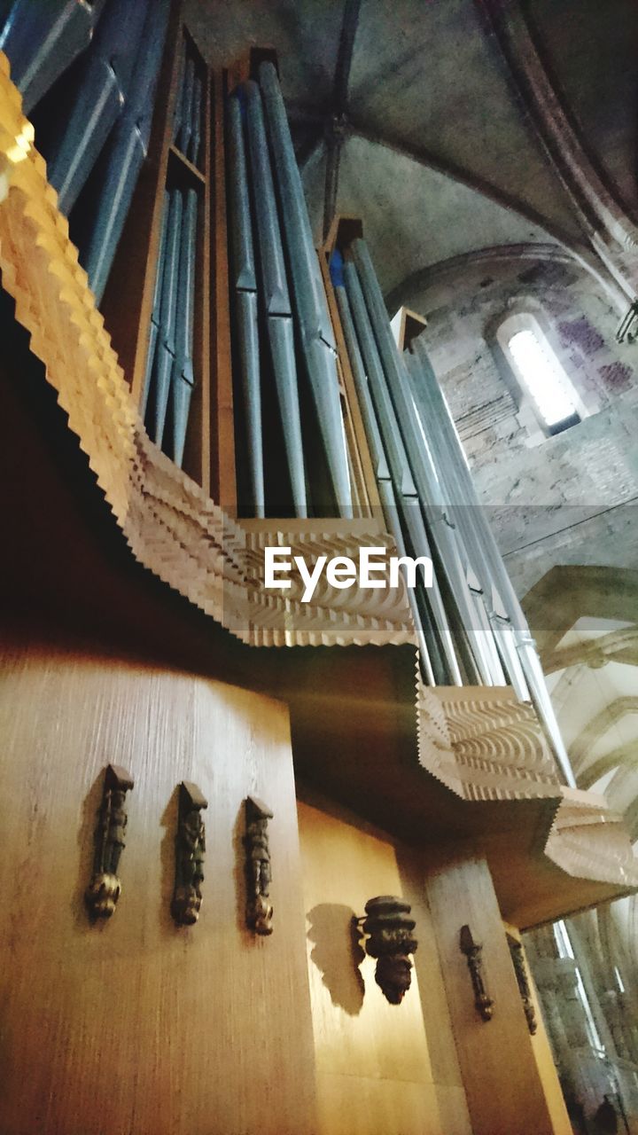 CLOSE UP OF WOODEN PIANO