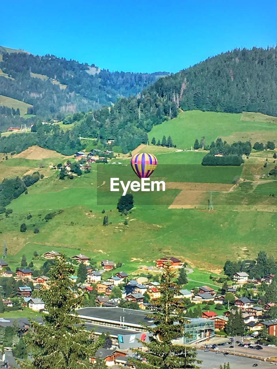 AERIAL VIEW OF HOT AIR BALLOON AGAINST SKY