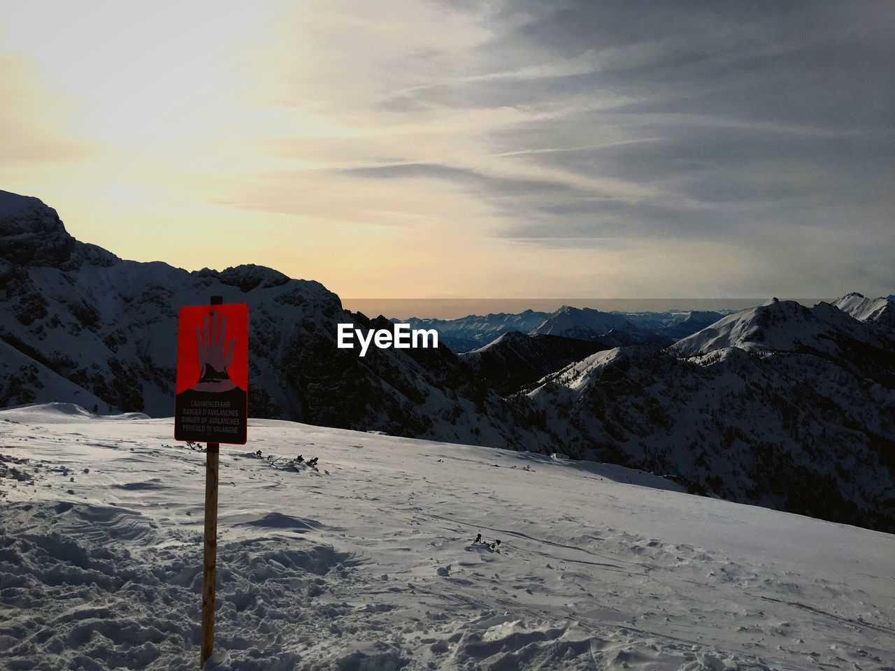 SCENIC VIEW OF SNOW COVERED MOUNTAIN AGAINST SKY