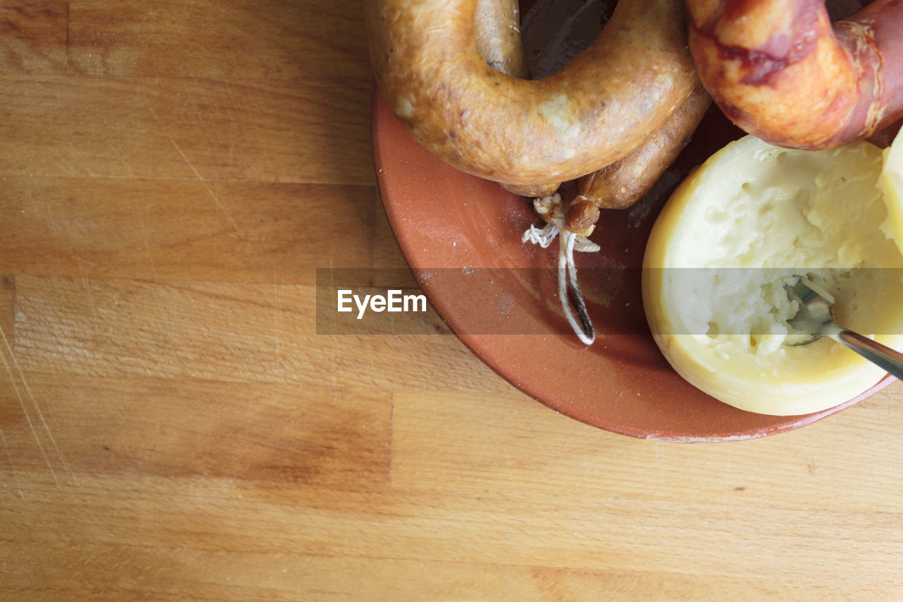 HIGH ANGLE VIEW OF BREAKFAST