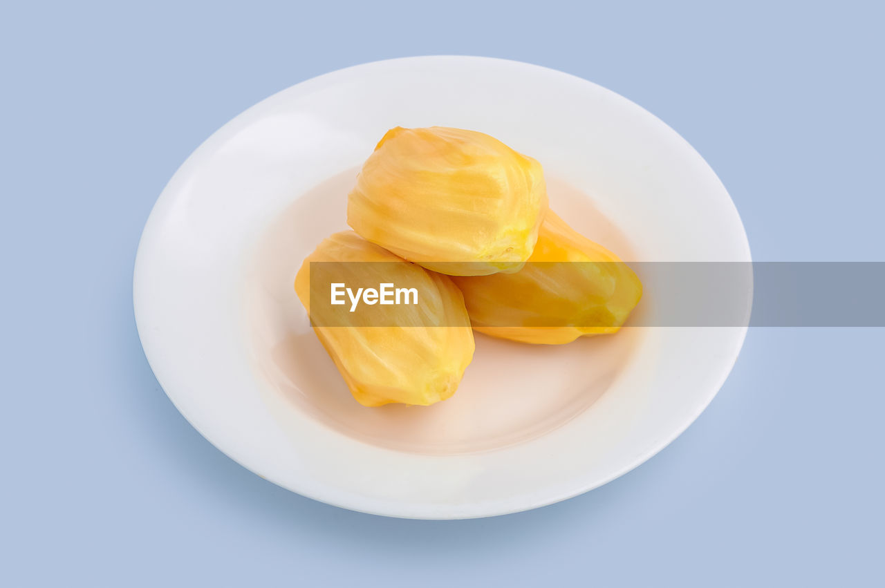 HIGH ANGLE VIEW OF BREAD IN PLATE