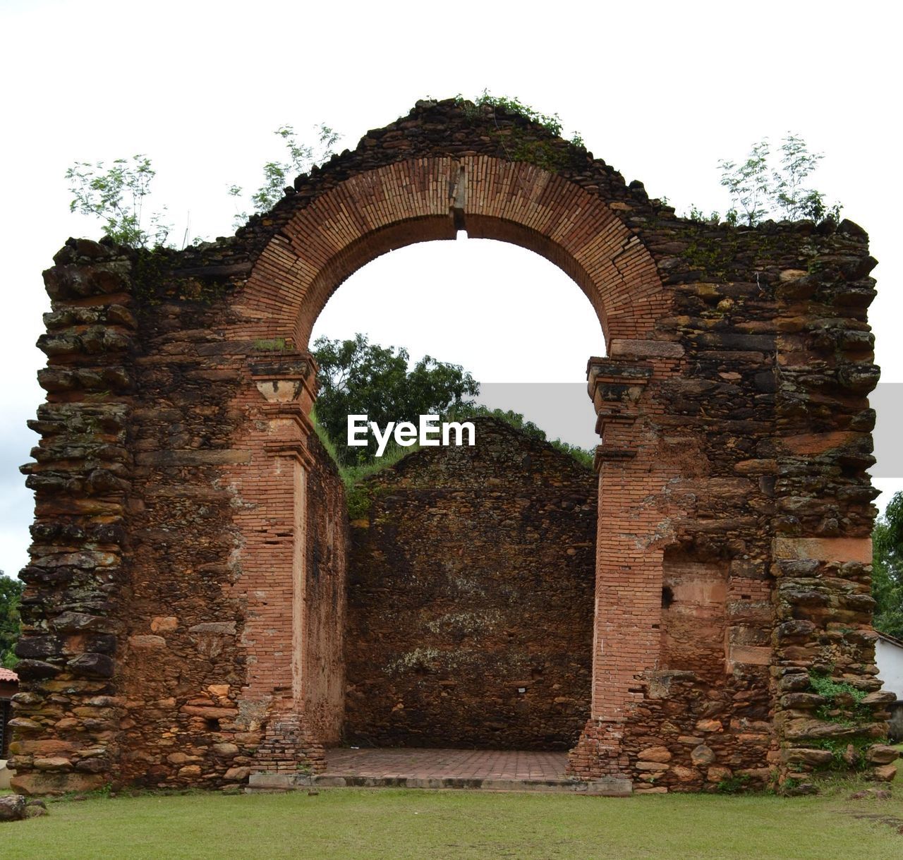 LOW ANGLE VIEW OF OLD RUINS