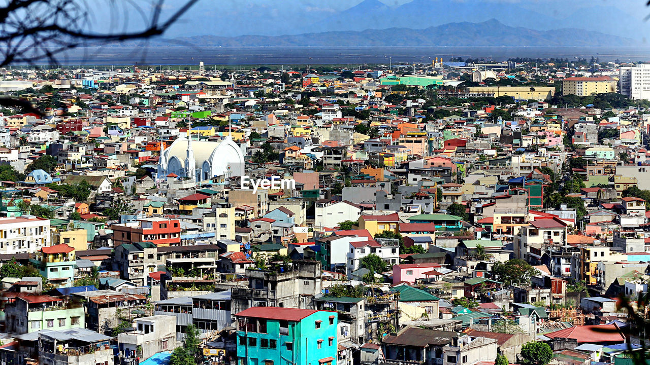 HIGH ANGLE VIEW OF TOWNSCAPE AGAINST SKY