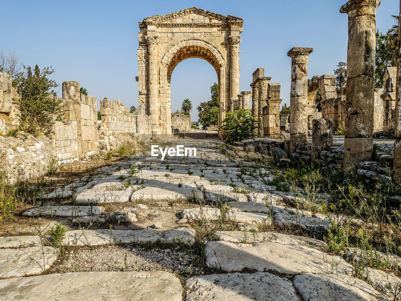 ruins, history, architecture, the past, old ruin, ancient, ancient history, travel destinations, built structure, landmark, arch, travel, historic site, nature, ruined, ancient civilization, old, archaeology, sky, clear sky, stone material, rock, tourism, monument, building, fortification, plant, sunny, city, damaged, memorial, no people, architectural column, building exterior, outdoors, rundown, day, bad condition, weathered, blue, archaeological site, sunlight, religion, abandoned, temple - building