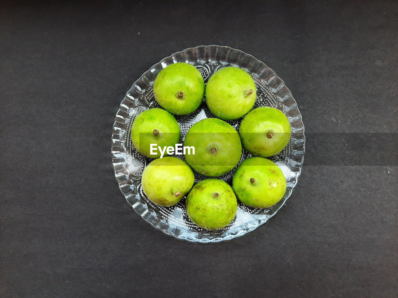 HIGH ANGLE VIEW OF APPLES IN BOWL