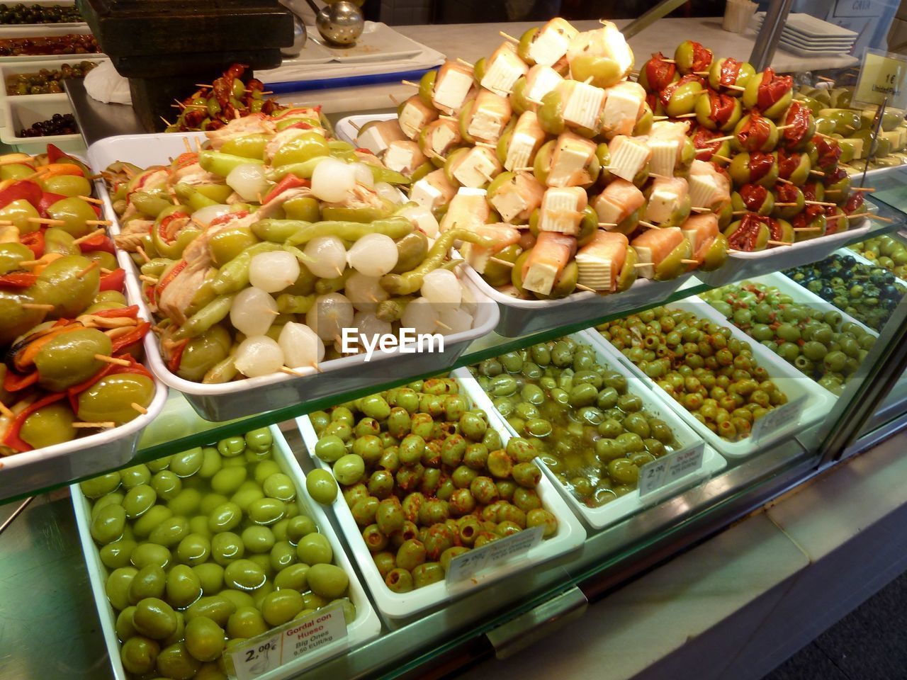 HIGH ANGLE VIEW OF VEGETABLES IN MARKET