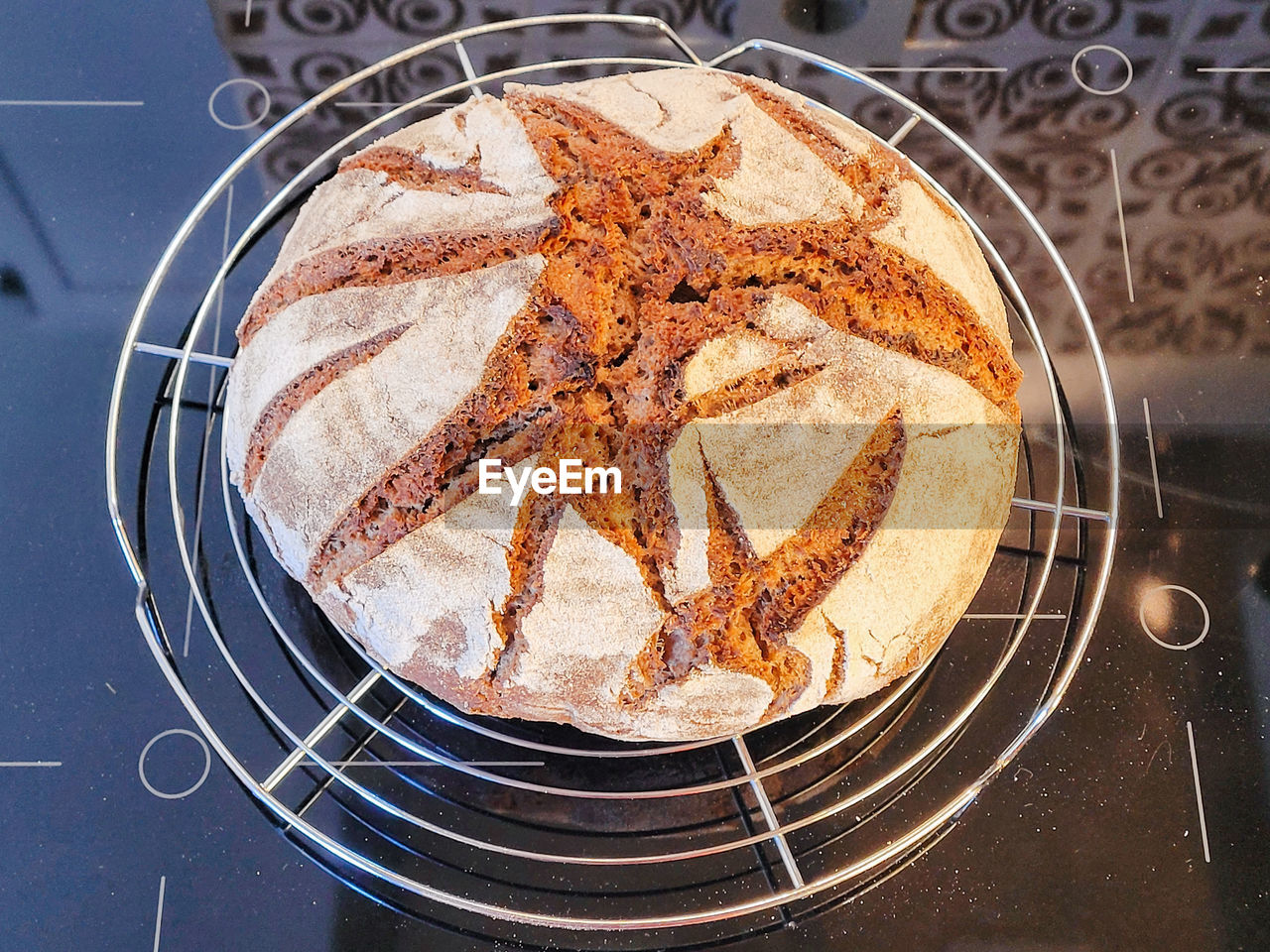 HIGH ANGLE VIEW OF CAKE ON PLATE