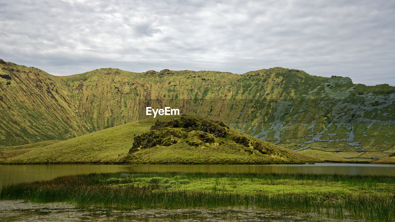 SCENIC VIEW OF LAKE BY MOUNTAINS AGAINST SKY