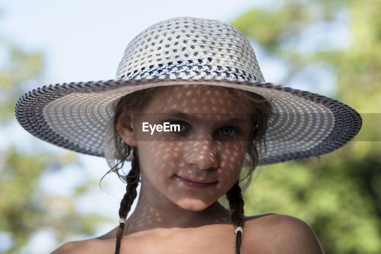 Portrait of smiling girl in hat