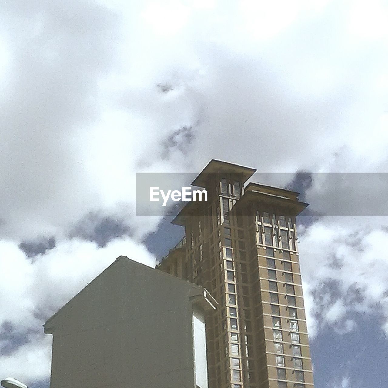 LOW ANGLE VIEW OF HISTORICAL BUILDING AGAINST CLOUDY SKY