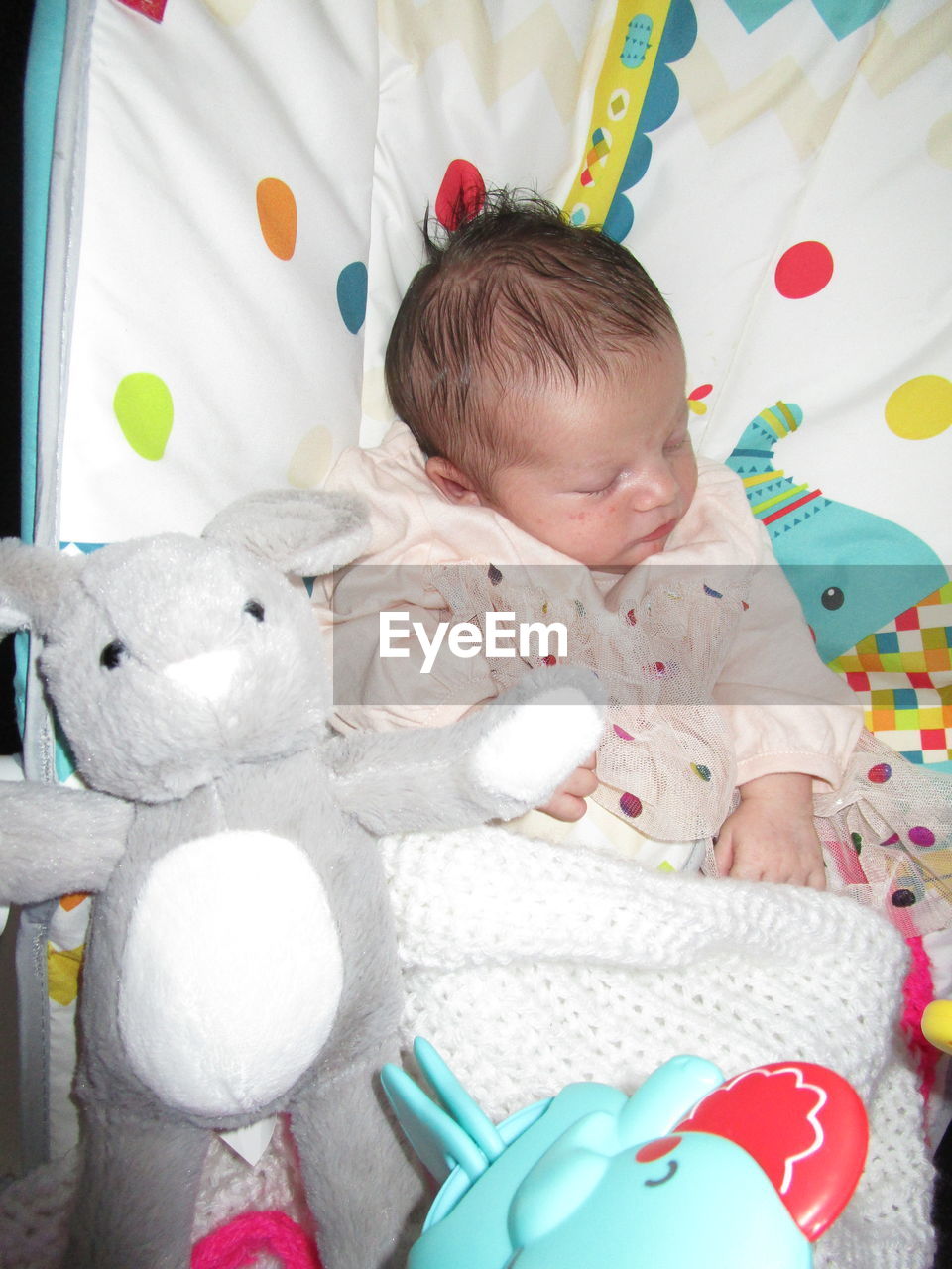 HIGH ANGLE VIEW OF STUFFED TOY IN BED