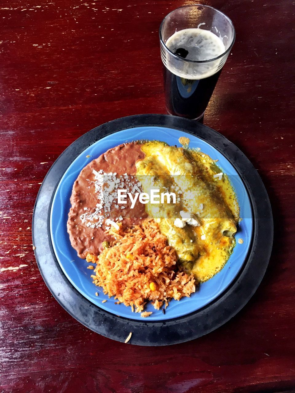 HIGH ANGLE VIEW OF FOOD IN PLATE