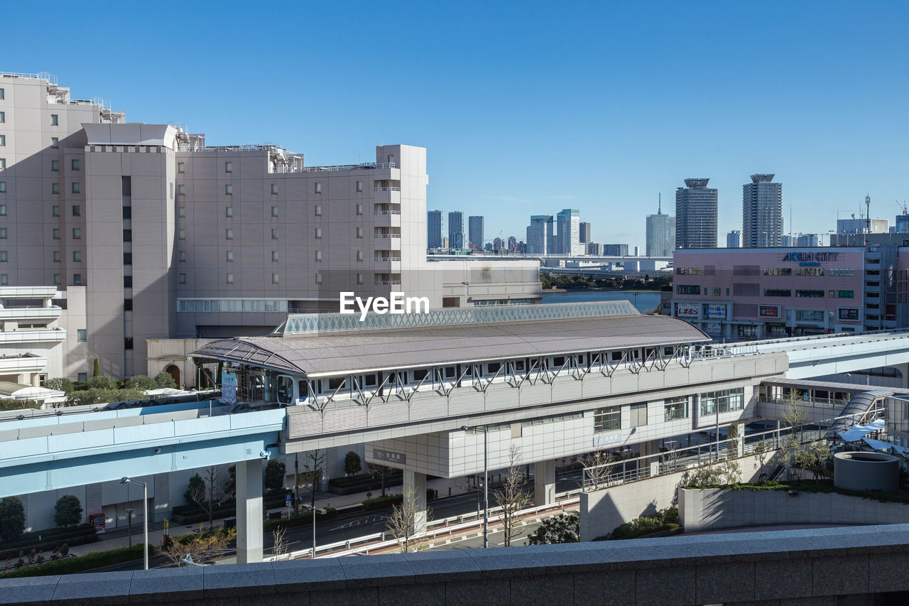 Odaiba monorail waiting for passengers at station in odaiba, japan