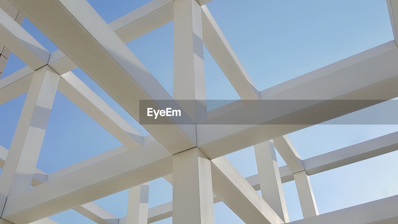 LOW ANGLE VIEW OF MODERN BUILT STRUCTURE AGAINST SKY