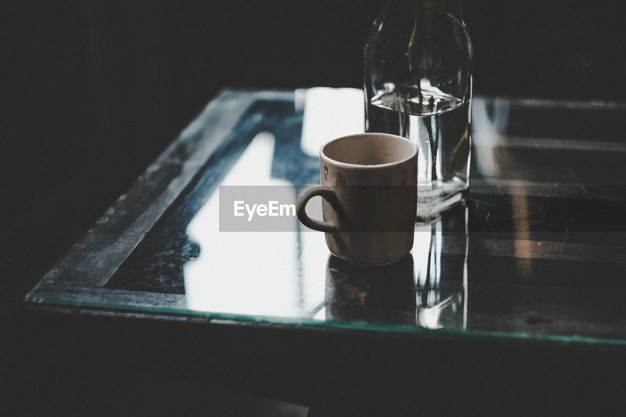 CLOSE-UP OF TEA CUP IN KITCHEN