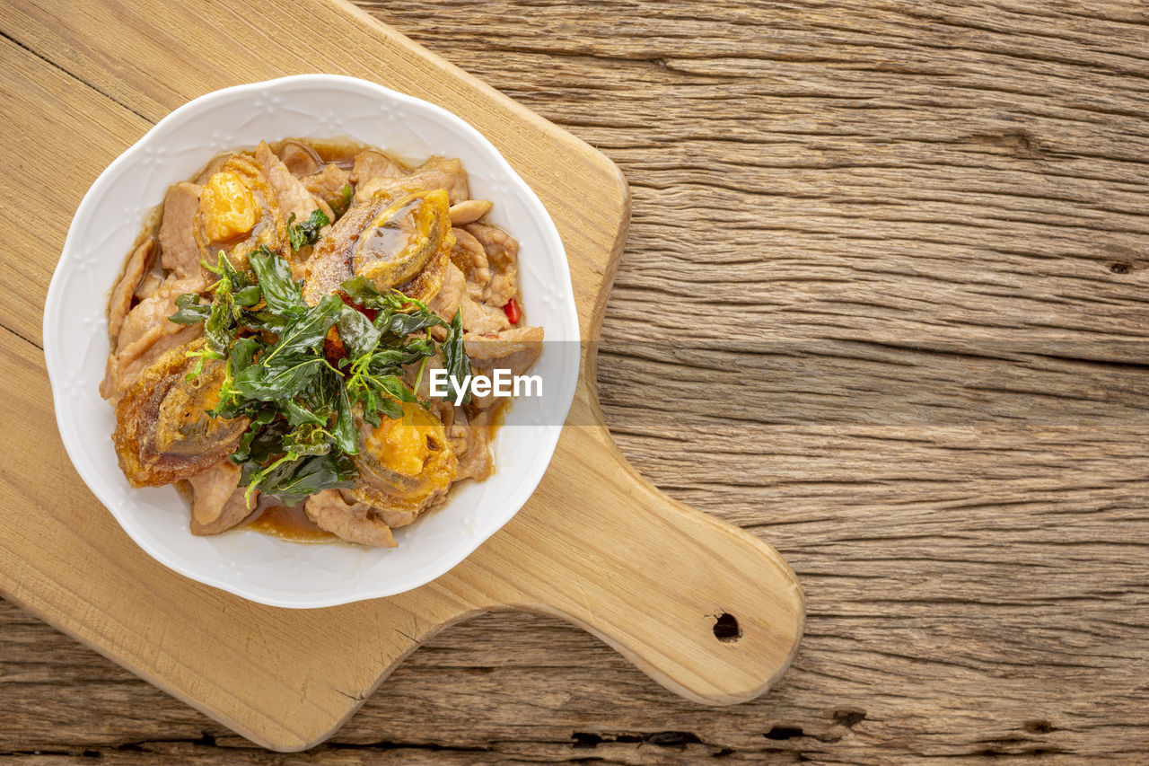 HIGH ANGLE VIEW OF FOOD IN BOWL ON TABLE