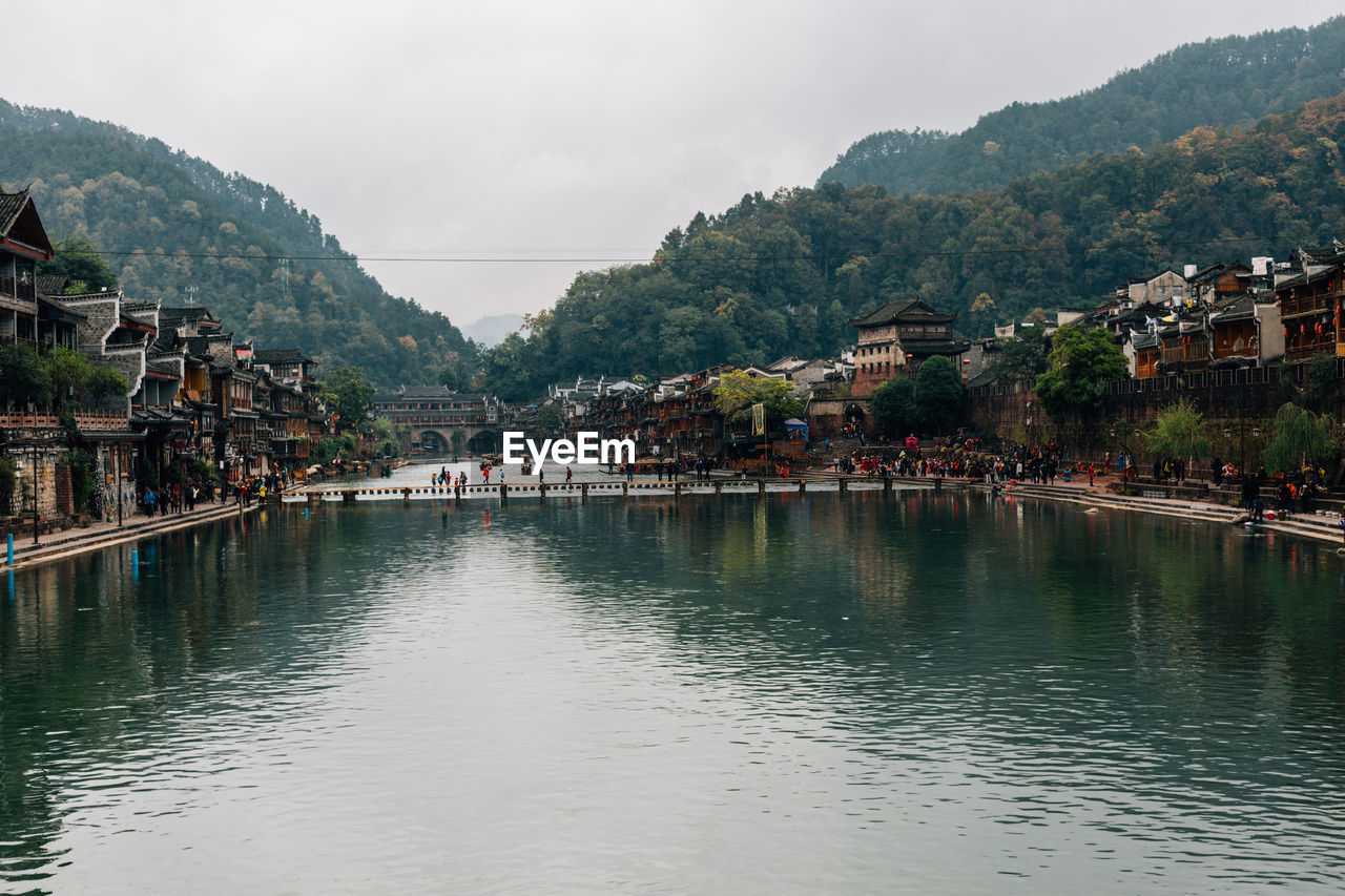 SCENIC VIEW OF RIVER BY BUILDINGS IN CITY