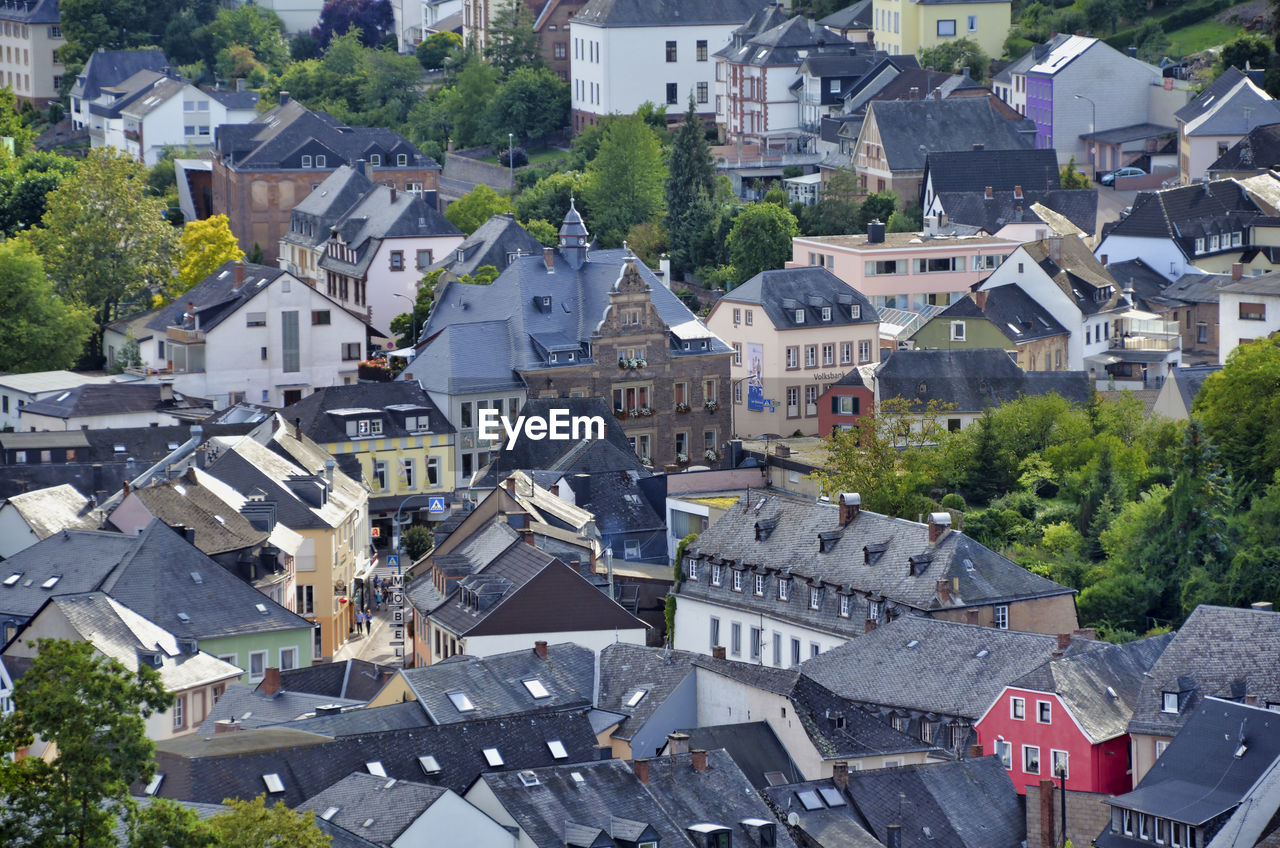 HIGH ANGLE VIEW OF TOWNSCAPE AND BUILDINGS IN CITY