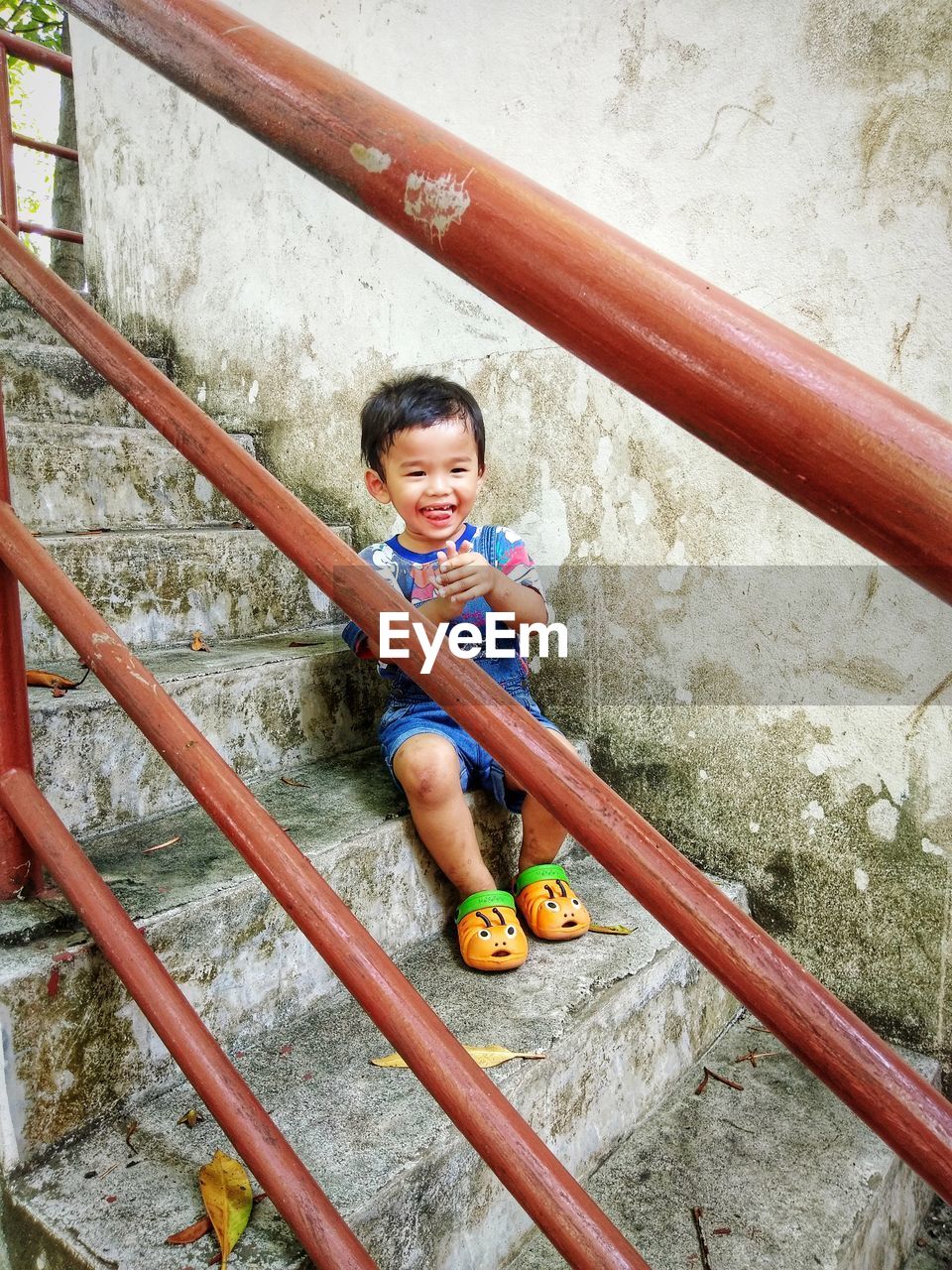 Full length of boy sitting on steps