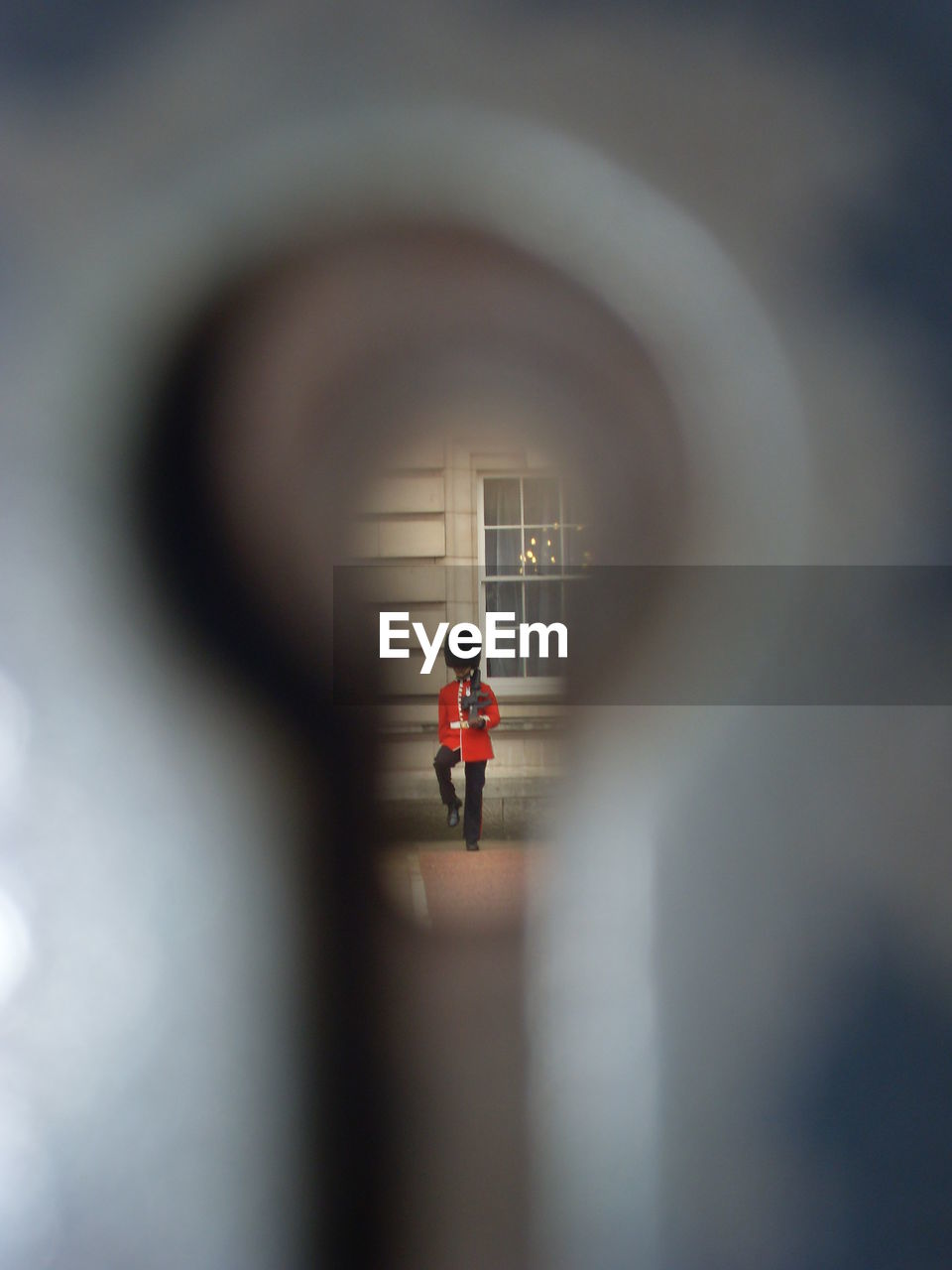 Army solder seen through key hole at buckingham palace