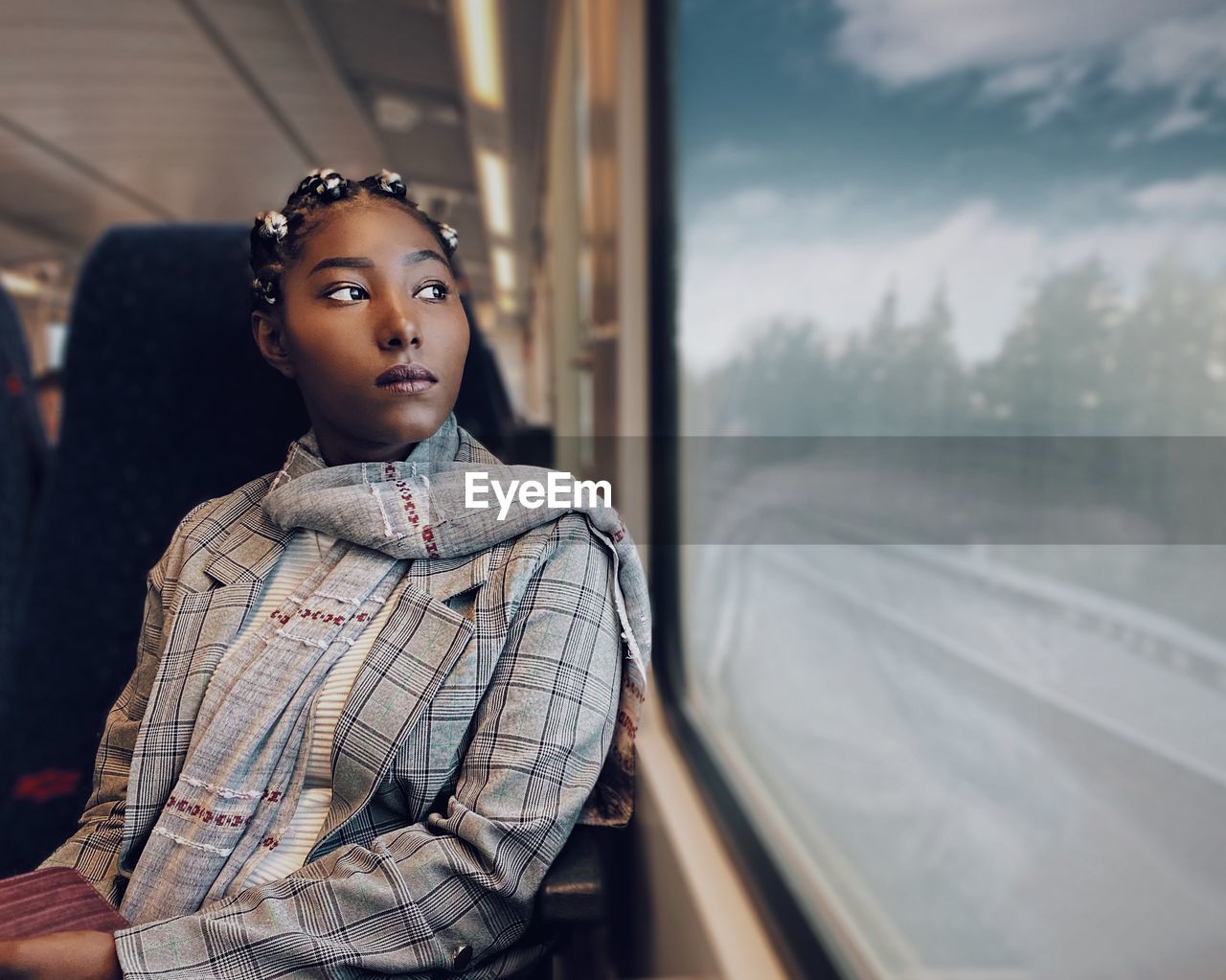 PORTRAIT OF MID ADULT MAN LOOKING AT TRAIN WINDOW