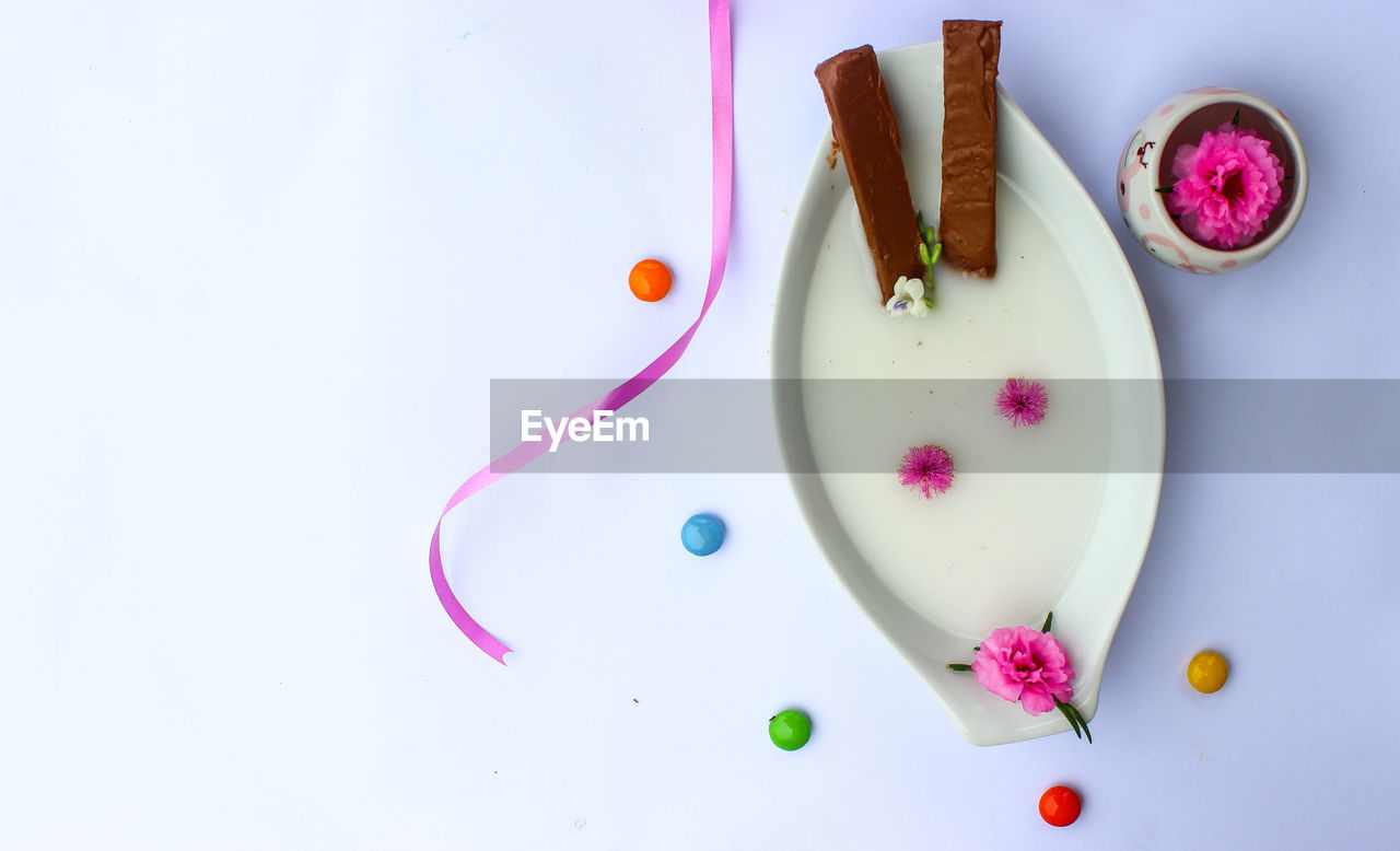 HIGH ANGLE VIEW OF PINK CANDIES ON TABLE