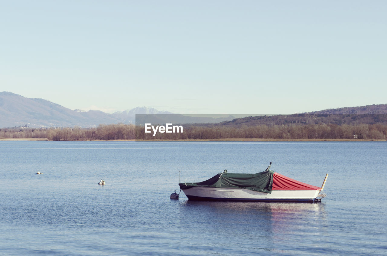 SAILBOATS ON LAKE AGAINST CLEAR SKY