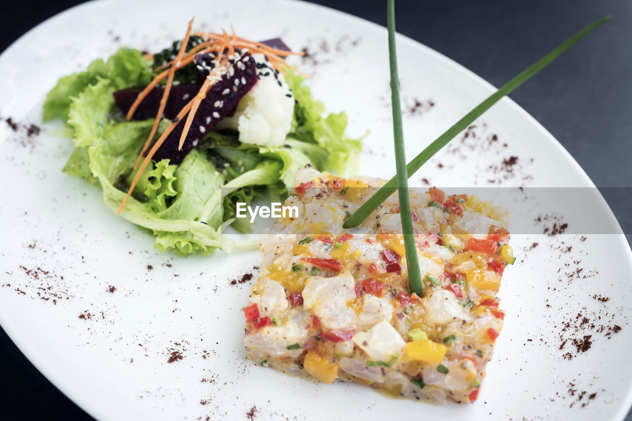 CLOSE-UP OF VEGETABLES IN PLATE