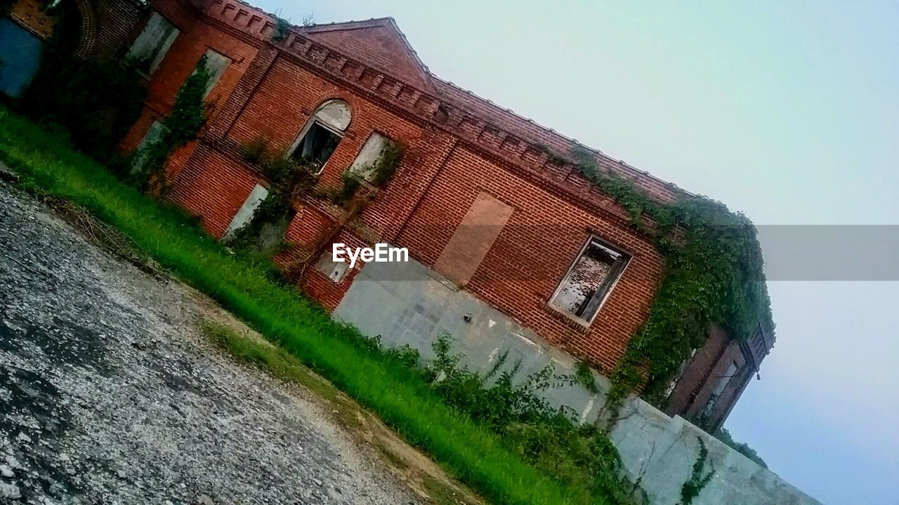 LOW ANGLE VIEW OF BUILDING AGAINST CLEAR SKY