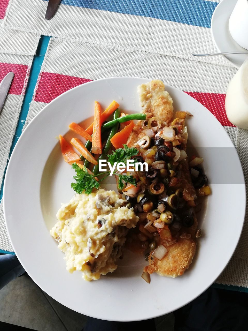 HIGH ANGLE VIEW OF BREAKFAST SERVED ON PLATE