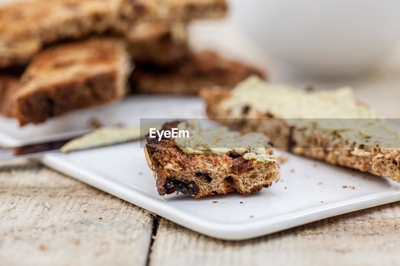 CLOSE-UP VIEW OF BREAD ON PLATE IN TRAY