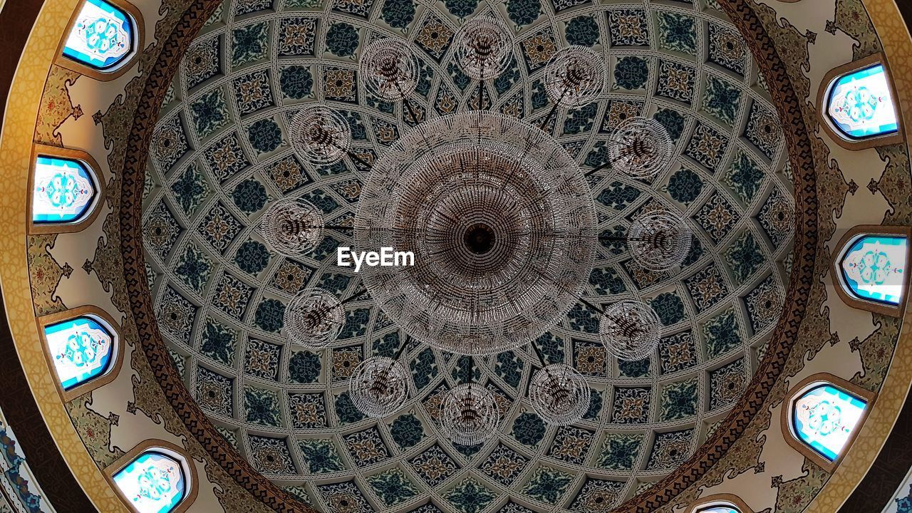 LOW ANGLE VIEW OF CEILING OF ORNATE DOME