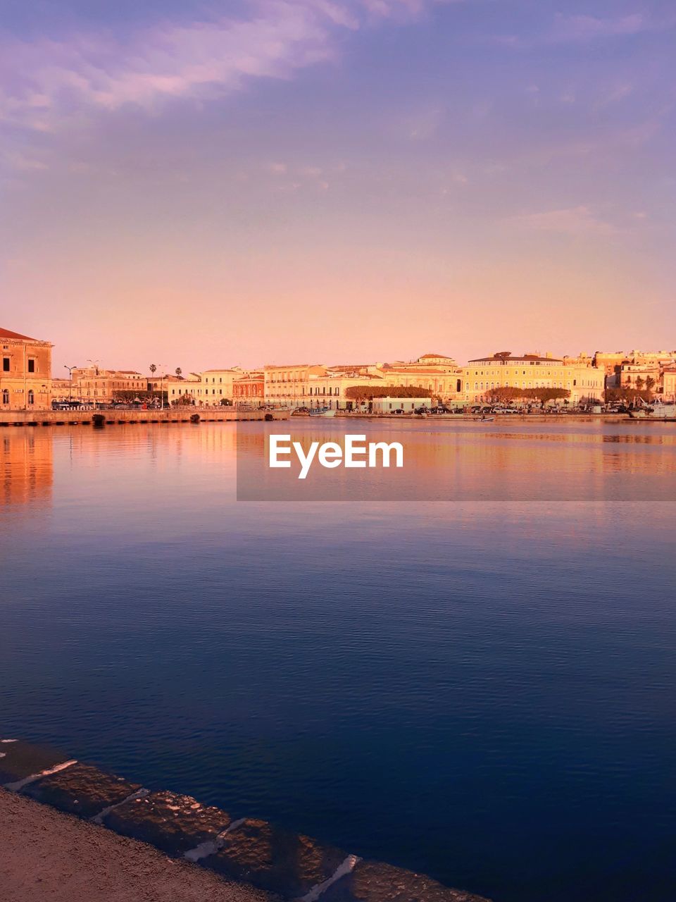 SCENIC VIEW OF RIVER BY BUILDINGS AGAINST SKY