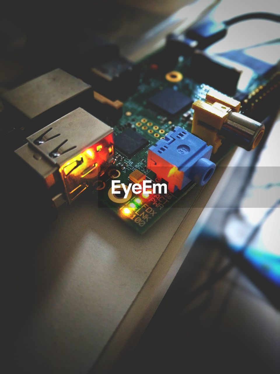 HIGH ANGLE VIEW OF COMPUTER KEYBOARD ON FLOOR