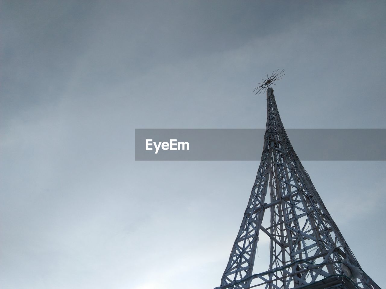 LOW ANGLE VIEW OF COMMUNICATIONS TOWER AGAINST SKY IN CITY