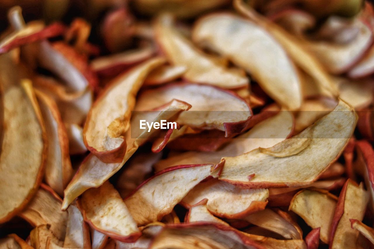 FULL FRAME SHOT OF DRIED LEAVES